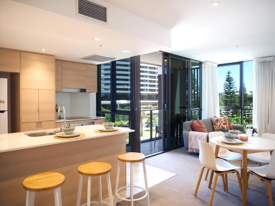 Broadbeach Stunner Modern And Central 골드코스트 외부 사진