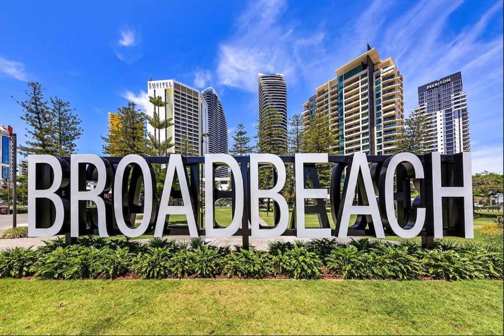 Broadbeach Stunner Modern And Central 골드코스트 외부 사진